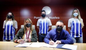 Un momento de la firma del convenio de colaboración entre la Autoridad Portuaria y el Recreativo de Fútbol Playa.