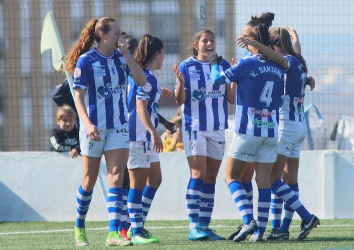 Las jugadoras del Sporting celebran el primero de los goles de Anita Marcos. / Foto: www.lfp.es.