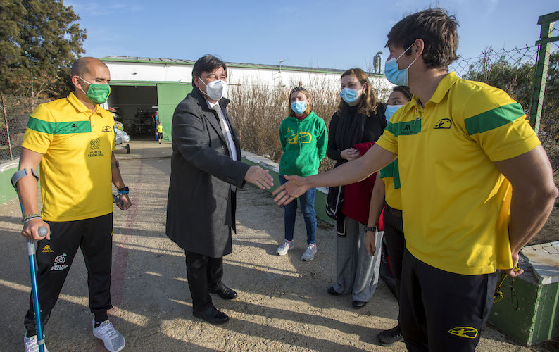 Un momento de la visita del alcalde de Huelva, Gabriel Cruz, y de la concejala de Deportes, María Teresa Flores, a las instalaciones del Club Deportivo Piragüismo Tartessos Huelva.