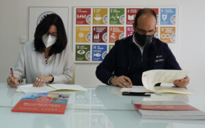 Un momento de la firma del convenio por parte de la rectora de la Universidad de Huelva, María Antonia Peña, y el presidente del club, Ismael Rodríguez.