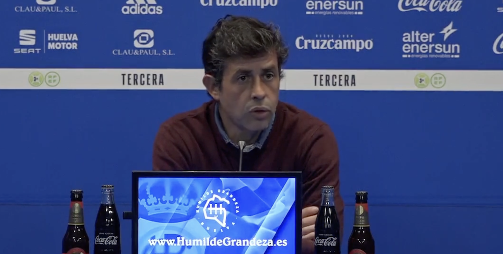 Alberto Gallego, entrenador del Recre, durante la rueda de prensa de este viernes. / Foto: Captura imagen Recreativo de Huelva.