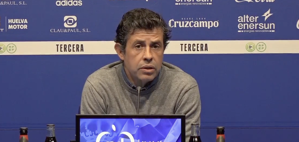 Alberto Gallego, entrenador del Recre, durante la rueda de prensa de este viernes. / Foto: Captura imagen Recreativo de Huelva.