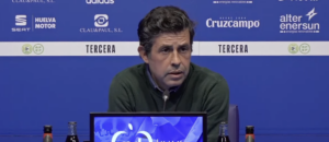 Alberto Gallego, entrenador del Recre, señaló que no tiene prisas por ascender, "me da igual que sea en Tomares o en Pozoblanco”. / Foto: Captura imagen Recreativo de Huelva.