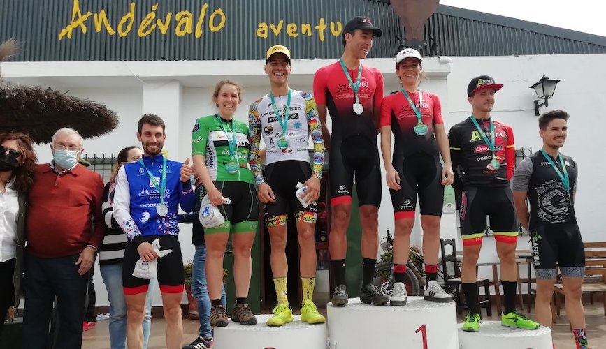 Podio con los vencedores del VIII Rally 'Andévalo Aventura'. / Foto: Circuito Provincial Diputación de Huelva BTT XCO 2022.