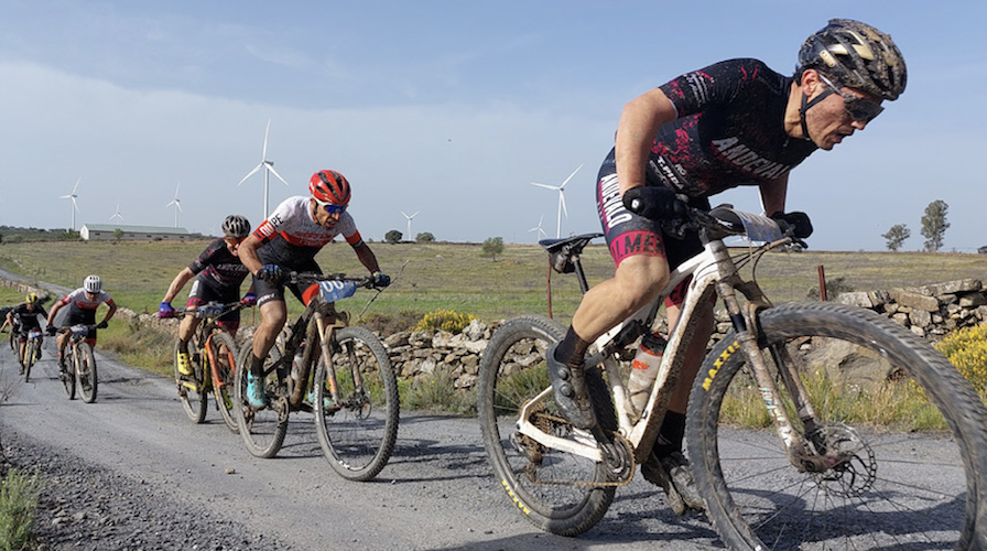 La prueba masculina, tras un inicio que tuvo un ritmo frenético, se resolvió al sprint. / Foto: Huelva Series XCM 2022.