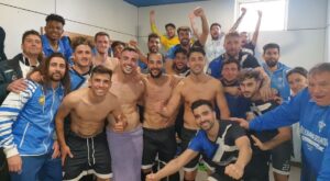 Los jugadores del Bollullos celebran el triunfo obtenido en el feudo del Alcalá. / Foto: @bollulloscf1933.