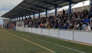 El público que se dio cita en el Eloy Ávila Cano el sábado pudo disfrutar de un gran Bollullos. / Foto: @bollulloscf1933.