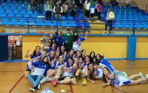 Jugadoras y técnico del CB La Palma 95 celebran el triunfo al término del choque. / Foto: @CBLaPalma95.