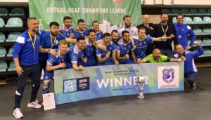 El CD Sordos Huelva posando con el trofeo que le acredita como ganador del Campeonato de Europa de Clubes de Fútbol Sala.