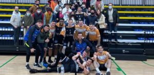 Los jugadores del Huelva Comercio muestran su alegría tras ganar en Coria. / Foto: @CDB_EBenitez.