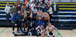 Los jugadores del Huelva Comercio muestran su alegría tras ganar en Coria. / Foto: @CDB_EBenitez.