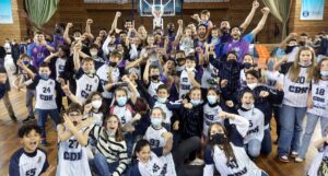 Los jugadores del Ciudad de Huelva festejan con la cantera del club el pase a las eliminatorias de ascenso. / Foto: CB Huelva La Luz.