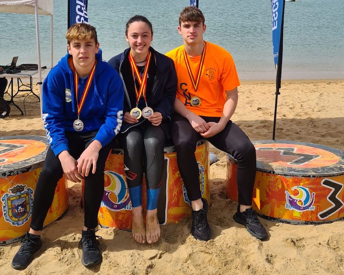 Medallistas del CN Huelva en la Travesía de Invierno de la playa de Ciparsa en Mazagón.