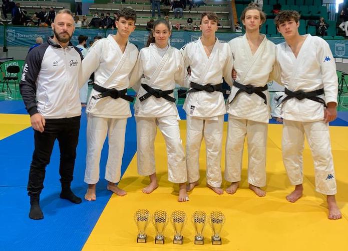 Los componentes del Huelva TSV Judo con los trofeos logrados en el Campeonato de Andalucía Júnior. / Foto: @JudoHuelva1.