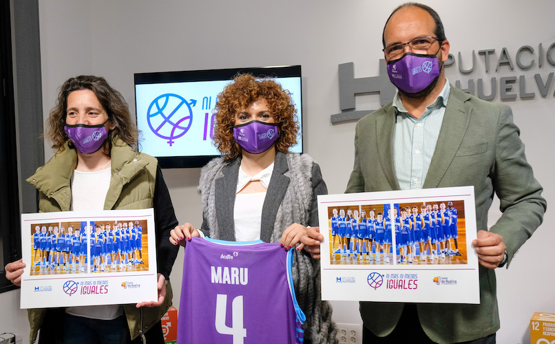 Un momento de la presentación en la Diputación Provincial de Huelva de la campaña sobre la equidad en el deporte 'Ni más ni menos, Iguales'.