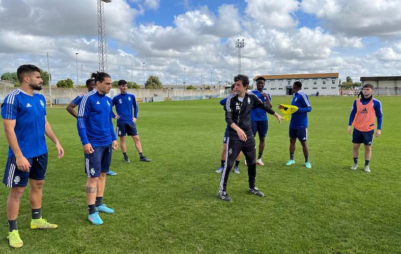 Alberto Gallego, entrenador del Decano, durante el entrenamiento de este viernes en la Ciudad Deportiva. / Foto: @recreoficial.