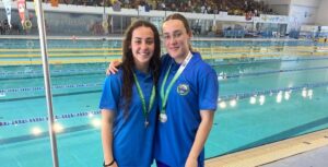 Las hermanas Laura Sánchez e Irene Sánchez con las medallas logradas en Málaga. / Foto: @CNHUELVA.