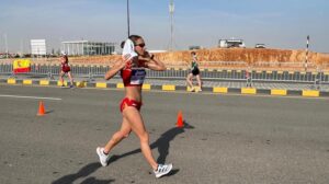 Laura García-Caro en pleno esfuerzo durante la prueba. / Foto: @atletismoRFEA.