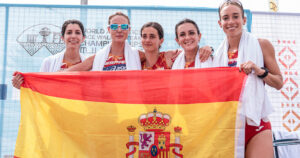 Equipo español femenino de marcha, con Laura primera a la derecha, medalla de plata en el Mundial. / Foto: @atletismoRFEA.