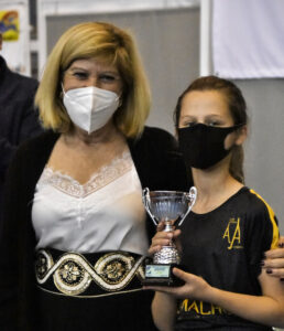 Margot Wegbrans, del equipo ayamontino, recibió el trofeo a la mejor jugadora del Campeonato. / Foto: J. L. Rúa.