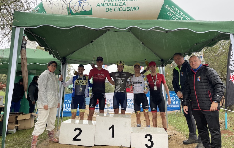 Los mejores en la categoría masculina en la carrera disputada en Paterna del Campo.