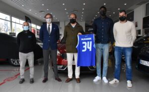 Un momento de la presentación en las instalaciones de Conquero Autorenting del nuevo jugador del Ciudad de Huelva, Mansour Kassé.