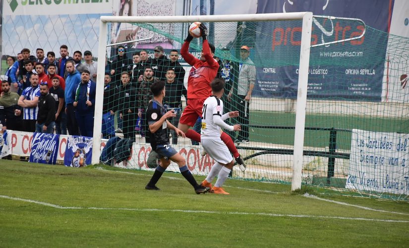 El meta Sillero, que no tuvo excesivo trabajo este domingo, se hace con un balón. / Foto: @recreoficial.