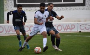 Rubén Jurado, que tuvo las dos últimas ocasiones del Decano, pugna con Moha. / Foto: @recreoficial.