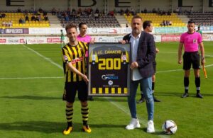 Camacho, capitán del San Roque, junto al director general del club, Manuel Santana, tras recibir un cuadro conmemorativo por sus 200 partidos con la camiseta aurinegra. / Foto: @SanRoqueLepe.