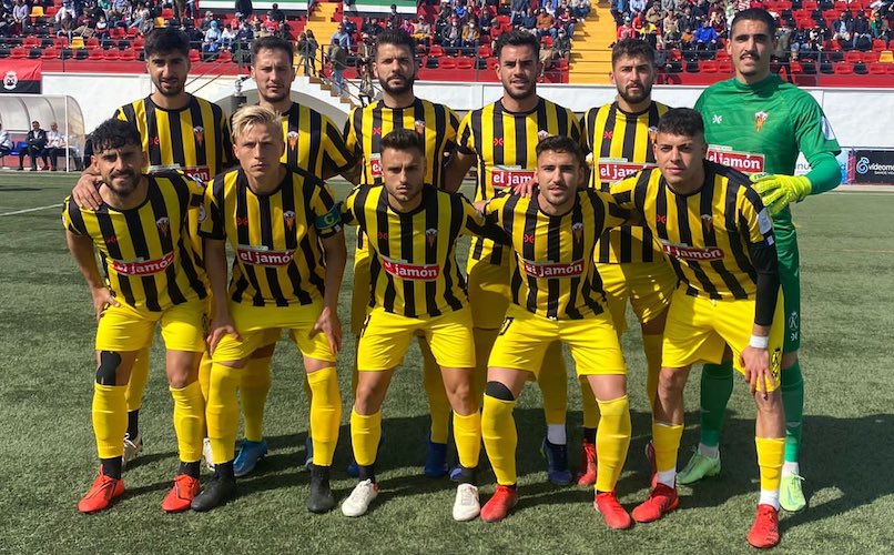 Formación de salida del San Roque en su partido ante la UD Montijo, que acabó con triunfo aurinegro. / Foto: @SanRoqueLepe.