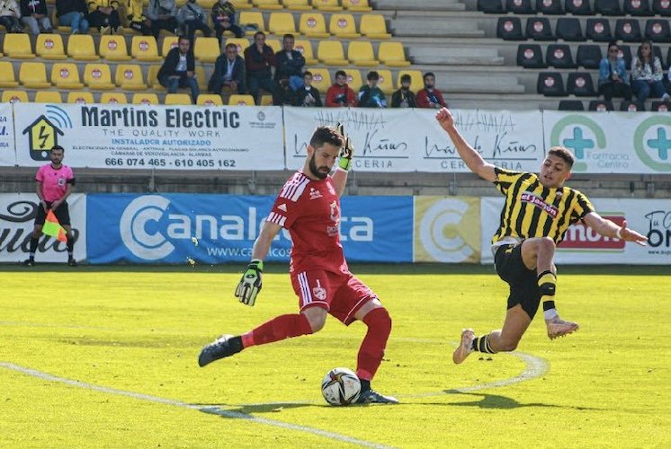 El San Roque cuenta con su afición como principal aliado para el partido de este domingo ante el Antequera. / Foto: J. Delgado.