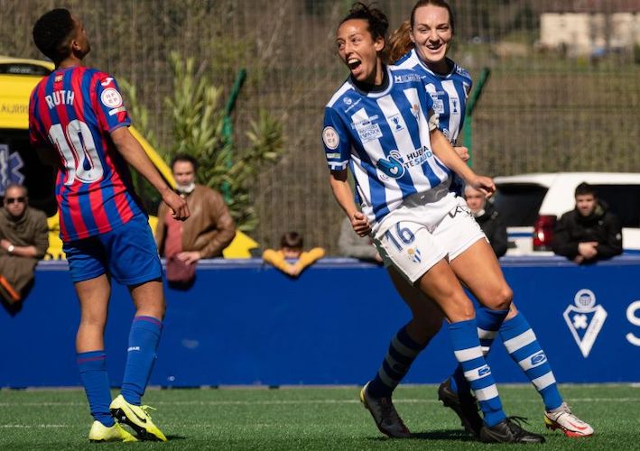 Alegría de las jugadoras del Sporting tras anotar el primer gol del partido. / Foto: www.lfp.es.