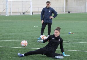 La guardameta Chelsea ha ampliado una temporada más su vinculación con el Sporting de Huelva. / Foto: @sportinghuelva.