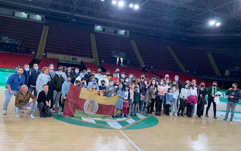 Más de un centenar de personas entre jugadores y familiares estuvieron en el partido.