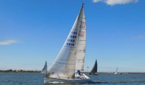 Los barcos participantes llenaron la ría de Huelva de velas y colorido.