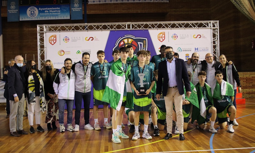 El combinado de Andalucia Infantil masculino posa con su trofeo de subcampeón de España. / Foto: @fabhuelva.