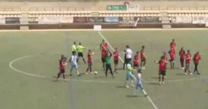 El Ayamonte venció al Atlético Algabeño y se mantiene como líder en solitario. / Foto: Captura imagen Canal Costa.