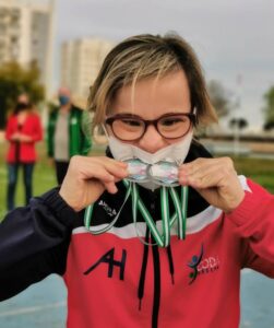 Blanca Betanzos tomó parte en la categoría T20 (Competición) y logró dos platas, en 100 y 200 metros.