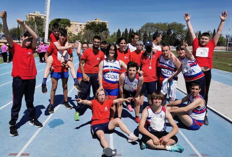 Componentes del CODA Huelva que han revalidado su título de campeón de Andalucía de Atletismo al Aire Libre.