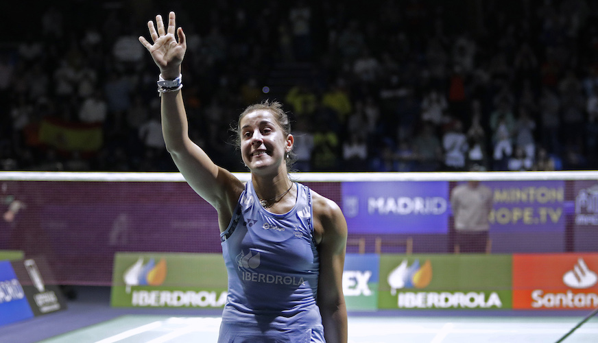 Una emocionada Carolina Marín saluda al público tras derrotar a Yigit y acceder a la final del Europeo. / Foto: Bádminton España / #Madrid22.