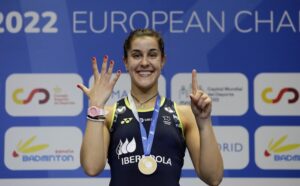 Carolina Marín, con la medalla de oro al cuello y tremendamente feliz, indica que ha ganado seis títulos europeos. / Foto: Bádminton España / #Madrid22.