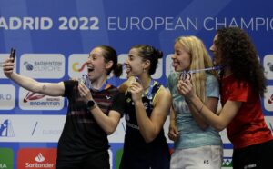 El selfie del podio: Gilmour, Marín, Blichfeldt y Yigit lo celebran. / Foto: Bádminton España / #Madrid22.