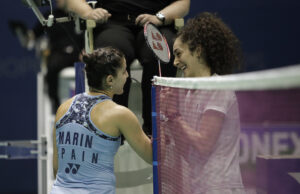 Carolina Marín y Neslihan Yigit se saludan al término del partido. / Foto: Bádminton España / #Madrid22.