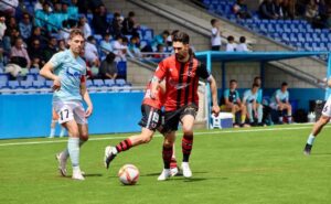 Miguelito inicia un avance en el partido de este domingo ante el Ciudad de Lucena. / Foto: Lucena Hoy.