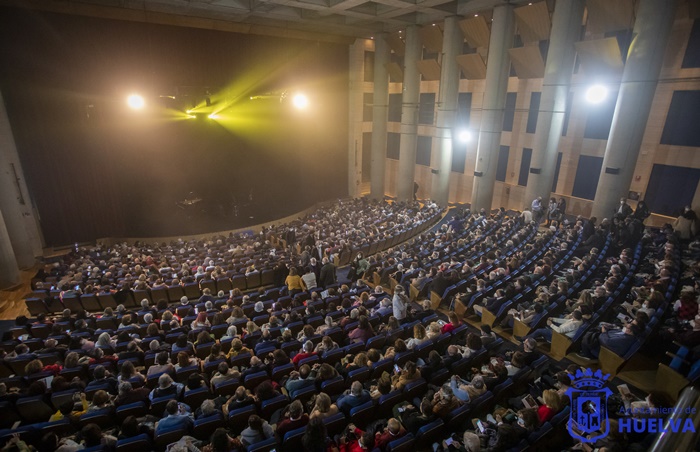 servicios de producción y asistencia técnica El Grupo Social ONCE elige Huelva para la Gala de entrega de sus Premios Solidarios Andalucía 2023 Mañana a las 19:30 h., en el Auditorio Casa Colón (Huelva, 25 de septiembre de 2023).- El Grupo Social ONCE en Andalucía entrega mañana sus Premios Solidarios 2023 por primera vez en Huelva, en una gala tendrá lugar en el Auditorio de la Casa Colón a las 19:30 horas. El vicepresidente del Grupo Social ONCE, José Luis Pinto, el consejero de consejero de Presidencia, Interior, Diálogo Social y Simplificación Administrativa de la Junta de Andalucía, Antonio Sanz, la consejera de Inclusión Social, Juventud, Familias e Igualdad, Loles López, la alcaldesa de Huelva, Pilar Miranda, la subdelegada del Gobierno en Huelva, Manuela Parralo, el delegado de la ONCE en Andalucía, Ceuta y Melilla, Cristóbal Martínez, y la presidenta del Consejo Territorial, Isabel Viruet, asistirán a esta gala con la que la ONCE reconoce la solidaridad de personas, administraciones, empresas, entidades sociales y medios de comunicación en el último año. Recibirán los Premios Solidarios Grupo Social ONCE en Andalucía 2023 la Unidad de Policía Adscrita de la Comunidad Autónoma, la ONG jienense ‘Pídeme la luna’, la Interprofesional de la Fresa y los Frutos Rojos de Andalucía Interfresa, el programa ‘Radio de Cerca’ de la Radio Municipal de Granada, y el futbolista del Real Betis Balompié, Joaquín Sánchez. Los premiados y los responsables de ONCE atenderán entrevistas desde 45 minutos antes del comienzo del acto. A las 19:25 horas se realizará un photocall para los medios gráficos.