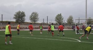 Los jugadores del Cartaya preparan a conciencia su partido del sábado ante el Ceuta B para el que habrá precios especiales, con las entradas a 5 euros. / Foto: @AD_Cartaya.