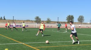 Paco Amate, entrenador del Cartaya, se mostró muy satisfecho por el buen trabajo de sus hombres antes del partido ante el Ceuta B. / Foto: @AD_Cartaya.