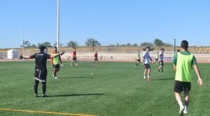 Paco Amate dirigiendo el entrenamiento previo al partido de este sábado ante el Ceuta B. / Foto: @AD_Cartaya.