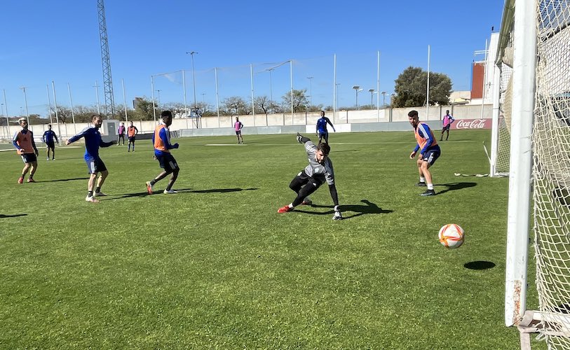 Los jugadores del Decano comenzaron a preparar el partido del domingo ante el Tomares. / Foto: @recreoficial.