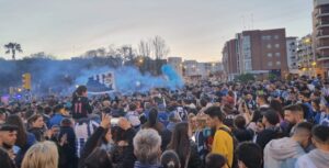 A poco de finalizar el Pozoblanco-Utrera, que certificó el ascenso del Recre, la afición se congregó en la fuente de Bomberos. / Foto: G. J. G.